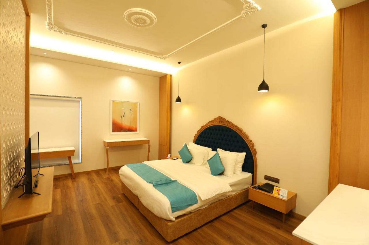 Hotel Blueivy Ānand Esterno foto