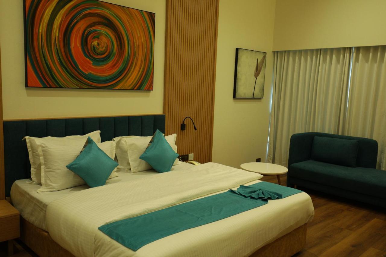 Hotel Blueivy Ānand Esterno foto
